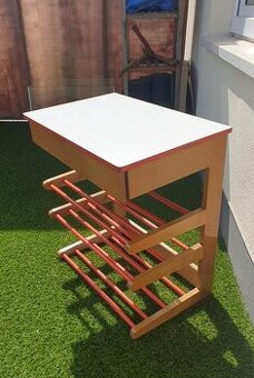 Netradiční malý dřevěný retro botník se zásuvkou z roku 1969