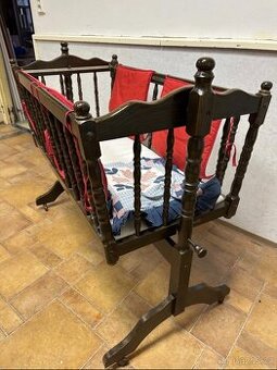 Velká vyřezávaná kolébka, perfektní stav