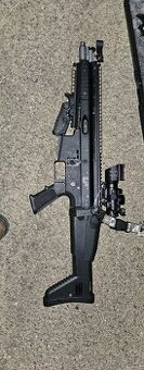 Airsoft SCAR od výrobce WE s příslušenstvím a kufrem.