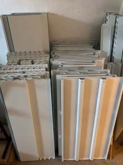 Prodejní regály regálového systému SU5 pro vybavení obchodů