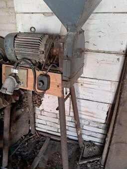 Prodám elektrický kladívkový šrotovník