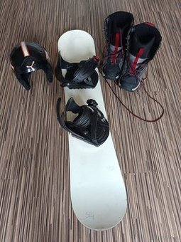 Snowboard boty helma