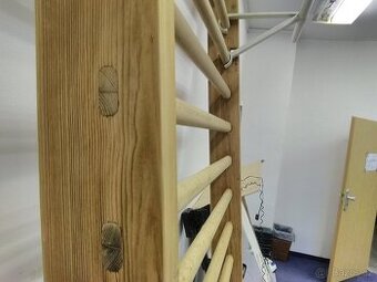 Nabízíme k prodeji tělocvičné žebřiny - 1