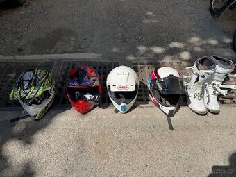 Helmy a boty na motokros