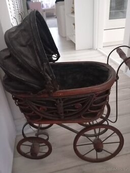 Starý kočárek pro panenky