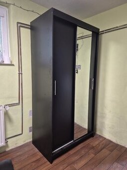 Šatní skříň se zrcadlem - 1