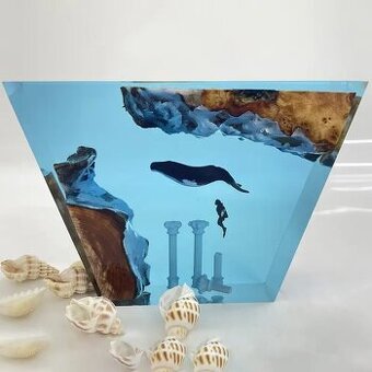 Svítící pryskyřičná lampa s dřevěnou podložkou (2)