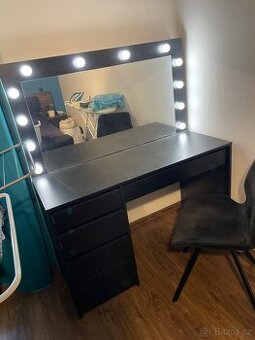 Toaletní stolek se židlí