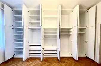 Dvě velké modulární šatní skříně