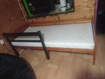 Dřevěná postel s matrací roštem a bočnicí