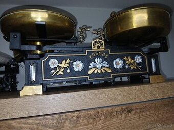 Staré váhy.Květiny