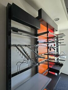 Systémové prvky pro stěny, regály pro prodejny