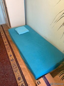 Postel s obrovským množstvím úložného prostoru a s matrací