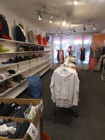 Prodám zařízení z obchodu s oděvy (stojany, štendry, světla)