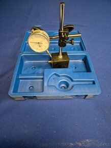 Úchylkoměr s magnetickým prizmatem