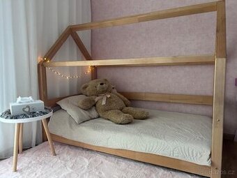 Postýlka ve tvaru domečku