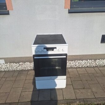 ELEKTRICKÝ SPORÁK SE SKLOKERAMICKOU DESKOU MORA C 11 BW