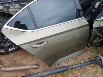 Prodám kompletní pravé zadní dveře na škoda Superb 3