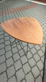 Retro stolek ve tvaru trsátka
