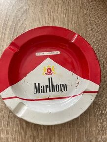 Starý popelník Marlboro