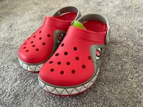 Crocslights Shark červené J2