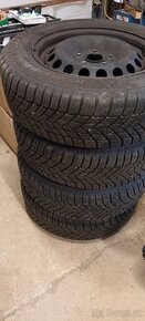 téměř nové zimní pneu 195/65 R15 škoda octavia vč.disků