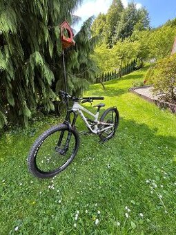 Commencal clash