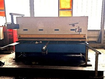Tabulové nůžky AMADA GPN 1030, použitý, z roku 1991.