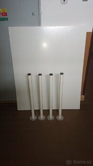 Deska stolu bila 120x100cm