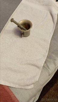 Starý hmoždíř s paličkou