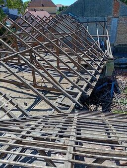 Staré trámy  ze starých střech a objektů