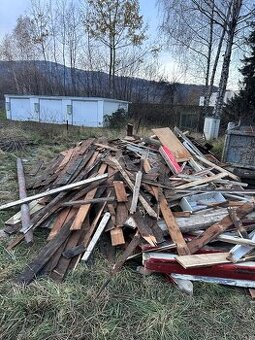 Dřevo z demolice baráku.