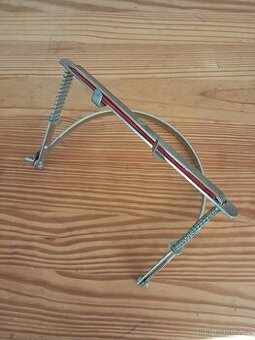 Držák na foukací harmoniku