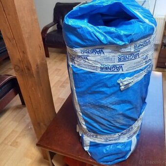 Navíjecí zařízení a plachta