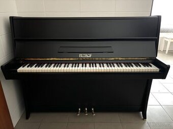 Klavír - české černé piano Petrof 012PC