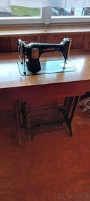 Starozitny šicí stroj Lada