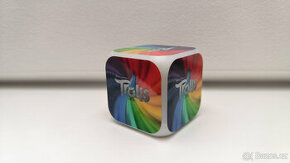 Budík ve tvaru krychle s motivem Trolls