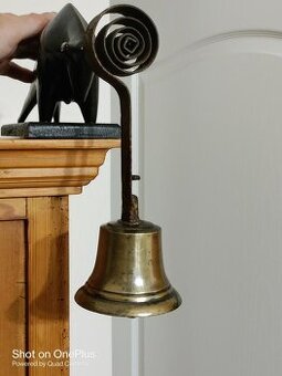 Masivní bronzový prvorepublikový zvon z kupeckého obchodu