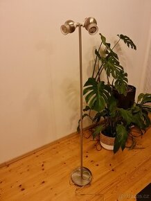 Nerezová stojanová lampa jako nova