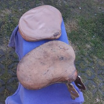 JAWA PÉRÁK 250-350 ORIG.PŘEDNÍ KOŽENÉ SEDLO S DRŽÁKEM