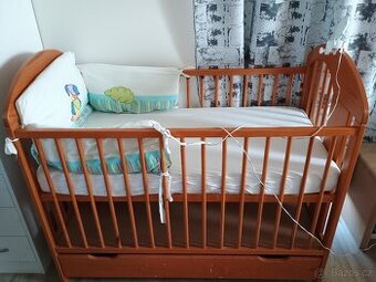 Dětská postýlka dřevěná