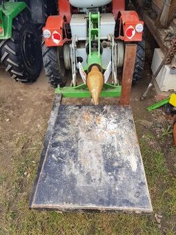 Kuzelova stipacka se stolem