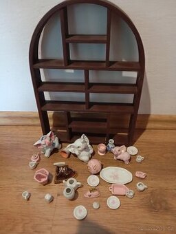 Polička s miniaturami