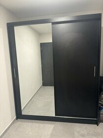 Prostorná šatní skříň se zrcadlem - šířka 180 cm
