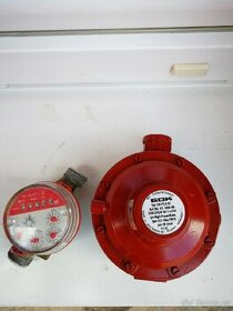 Plynový regulátor tlaku a vodoměr.