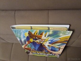 Prodám velké pokémon s 360 ks kartami