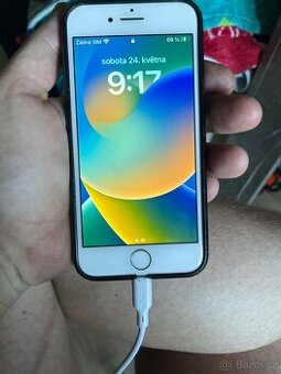 iPhone 8 bíla barva praskly záda přidám obal funkcni
