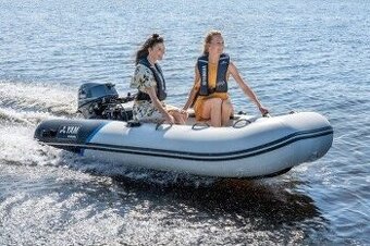 Člun YAM 310S s hliníkovou podlahou.