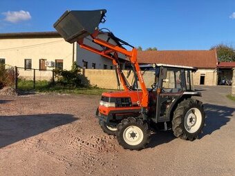 Malotraktor Kubota GL 29 s kabinou a čelním nakladačem
