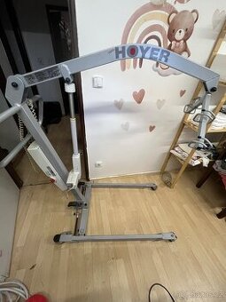 Polohovací lůžko, zvedák, invalidní křeslo atd..